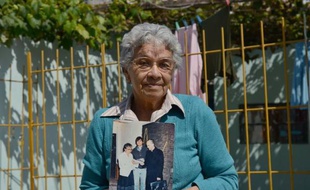 Presque chaque habitant de la favela Villa 21 a chez lui une photo posant à côté de Jorge Bergoglio, qui se rendait régulièrement dans les bidonvilles de Buenos Aires, soucieux que les curés soient près des plus démunis.