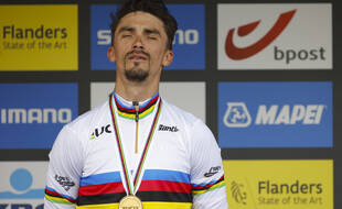 Julian Alaphilippe, le 26 septembre 2021 sur le podium de Louvain.