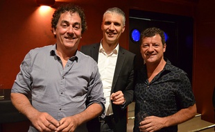 Eric Carrière (à gauche) et Francis Ginibre, les Chevaliers du Fiel, entourent Philippe Tedesco, vice-président du Toulouse Métropole Basket, le 16 mai 2014.
