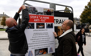 Des policiers grenoblois protestent contre une exposition sur les contrôles aux faciès. JEAN-PIERRE CLATOT/ AFP