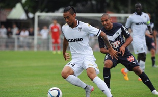Le joueur d'Angers Billy ketkeophomphone lors d'un match amical contre Bordeaux, le 16 juillet 2015 à La Rochelle.