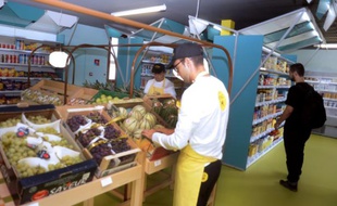 Une épicerie de proximité le 9 septembre 2013 à Toulouse