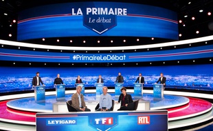 Le plateau du premier débat de la primaire de la droite, sur TF1, avec Alexis Brézet (Le Figaro), Gilles Bouleau (TF1) et Elizabeth Martichoux (RTL).