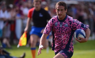 Le joueur du Stade Français Benjamin Dumas inscrit un essai lors de la finale de Rugby à VII contre le RC Massy Essonne, le 16 juin 2013.