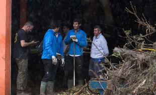 Rafael Nadal constate les dégâts après les chutes de pluie torrentielles à Majorque.