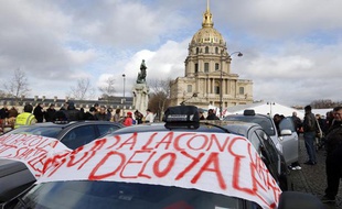 Des taxis se sont rassemblés devant les Invalides, à Paris, le 14 janvier 2013, pour dénoncer la «concurrence déloyale» des véhicules de tourisme avec chauffeur (VTC).
