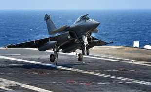 Un avion de chasse Rafale décolle du porte-avions Charles-de-Gaulle au large de Toulon, le 15 janvier 2015