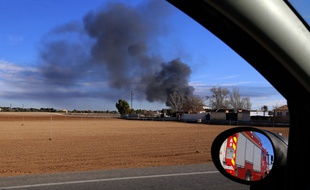 De la fumée s'élève de la base aérienne espagnole de Los Llanos, près d'Albacete, où un avion F-16 s'est écrasé lundi 27 décembre.