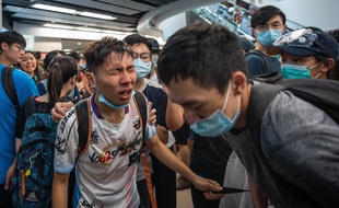 Des manifestants aspergés de gaz lacrymogènes par la police à Hong Kong, le 14 juillet 2019.