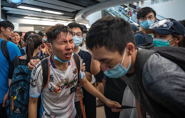 Hong Kong: Violents affrontements en marge d'une nouvelle manifestation massive