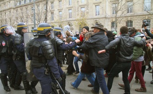 Des CRS et des manifestants s'affrontent place de la République, à Paris, le 29 novembre 2015, lors d'une manifestation à l'occasion du début de la COP21.