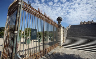 Illustration: entrée des jardins du château de Versailles.