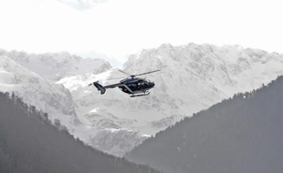 Un hélicoptère de la gendarmerie a aidé la vingtaine d'hommes au sol à retrouver la jeune femme.