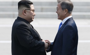 Le dirigeant nord-coréen Kim Jong-un et le président sud-coréen Moon Jae-in ont échangé une poignée de main le 27 avril 2018.