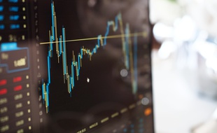 Voyant la volatilité des prix, pendant le confinement, de nombreux particuliers se sont décidés à investir en Bourse (illustration)