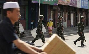 Au moins 21 personnes, parmi lesquelles des policiers, ont trouvé la mort dans des violences mardi dans la région chinoise troublée du Xinjiang, ont annoncé mercredi les autorités.