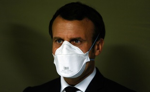 Emmanuel Macron, lors de sa visite à l'hôpital militaire de campagne à Mulhouse, le 25 mars 2020.