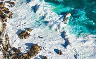 La mer, que l'on voit danser le long des golfes clairs...