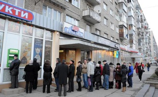 La Banque centrale ukrainienne a annoncé vendredi avoir limité à 15.000 hryvnia (1.095 euros) le montant quotidien maximal pouvant être retiré dans les banques du pays, alors que le pays est au bord de la faillite.