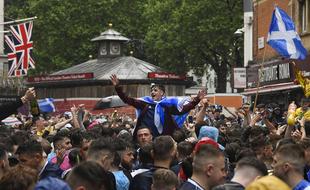 Les supporters anglais et écossais lors de la rencontre entre les deux nations, le 18 juin 2021.