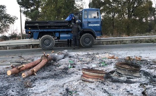 Les gendarmes occupent le terrain le temps que les entreprises interviennent pour remettre en état le péage.