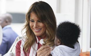 Melania Trump dans un hôpital au Ghana, lors de sa visite officielle le 2 octobre 2018.