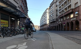 Capitale française du vélo, Strasbourg compte un grand nombre d'aménagements comme cette vélorue en plein centre-ville.