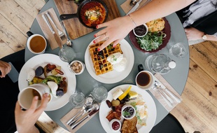 Les patients Covid-19 ayant perdu le goût et l'odorat rêvent de petits plats épicés et douceurs sucrées, mais pour l'heure, ils n'ont plus de plaisir dans l'assiette.