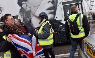 Des gilets jaunes britanniques sur le pont de Westminster à Londres le 5 janvier 2018.