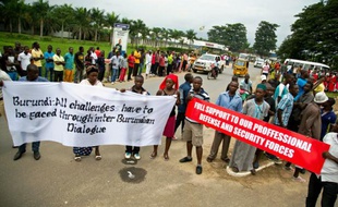 Des Burundais manifestent contre l'intervention de pays étrangers dans les affaires du pays, à l'arrivée de diplomates internationaux à Bujumbura, le 21 janvier 2016