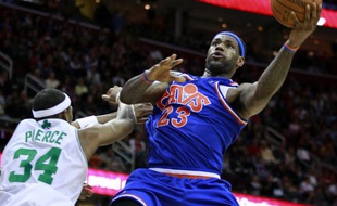 Le basketteur des Cleveland Cavaliers, LeBron James (en bleu), lors d'un match contre Boston, en NBA, le 14 mars 2010.