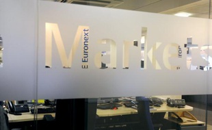 La Commission européenne se prononcera début février sur le projet de fusion entre les opérateurs boursiers NYSE Euronext et Deutsche Börse, jugé inacceptable en l'état dans un document interne, a indiqué mardi à l'AFP une source proche du dossier.