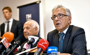 Les dirigeants d'Autostrade per l'Italia, société gestionnaire du pont qui s'est effondré mardi à Gênes, Giovanni Castellucci (D) et Fabio Cerchiai (G), lors d'une conférence de presse à Gênes, le 18 août 2018.