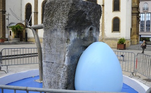La sculpture de l'artiste Alain Mila en partie repeinte en bleu par la municipalité RN de Hayange