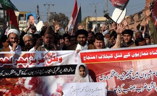 Manifestation, le 31 janvier 2015 à Peshawar, au lendemain de l'attentat contre une mosquée chiite de Shikarpur qui a fait au moins 61 morts, au Pakistan