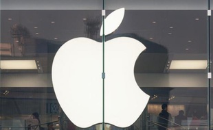 Sous la pression du milliardaire Carl Icahn, le groupe informatique américain Apple a accéléré le rachat de ses propres actions lors des deux dernières semaines et n'exclut plus d'acquérir de grosses entreprises.