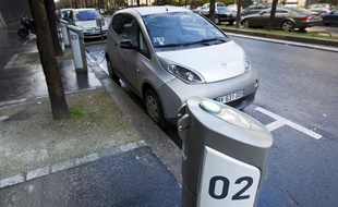Des Autolib à Paris, dans le 15e arrondissement, le 4 décembre 2012.