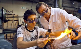 Un jeune en apprentissage dans une verrerie le 29 juin 2012 à Joinville-le-Pont