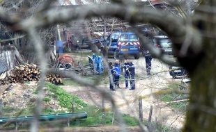 Les policiers enquêtent dans une ferme de Mayran, dans l'Aveyron, après le meurtre d'une jeune conseillère agricole, le 17 février 2016.