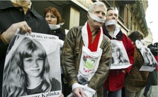 André Bamberski (au c.) lors d'une manifestation devant le consulat d'Allemagne en 2002.