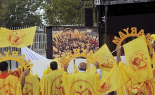 Des adhérents des Moudjahidin du peuple écoutent Maryam Radjavi lors d'un discours, en 2012, prononcé à Auvers-sur-Oise.