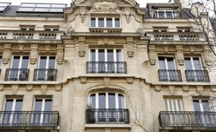 "Si cela arrivait à quelqu'un qui travaille avec moi, (...) je lui dirais de déménager, de me proposer sa démission, de rembourser ou d'en faire don à une association", avait lancé le Haut commissaire aux solidarités actives Martin Hirsch, mettant en avant des exigences morales