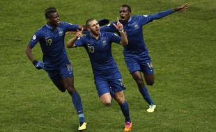 Karim Benzema fête son but lors du match contre l'Ukraine le 19 novembre 2013.