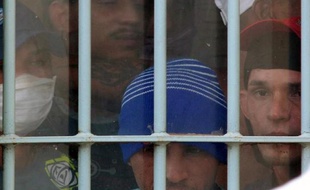 Trois cadavres de détenus décapités, criblés de coups de couteau: la vidéo publiée mardi par un site brésilien révèle l'horreur au quotidien de la prison hors contrôle de Pedrinhas (nord-est du Brésil), l'une des pires du pays.