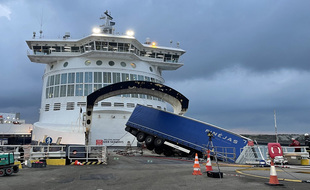 Le poids lourd débarquait d'un ferry au port de Loon-Plage.