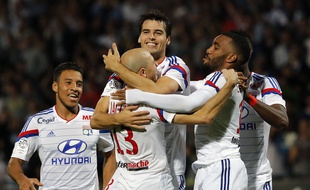 Yoann Gourcuff félicité par ses coéquipiers lors de Lyon-Montpellier (5-1).
Lyon, (Rhone) FRANCE-19/10/2014./FAYOLLE_Photo023/Credit:Pascal Fayolle/SIPA/1410201224