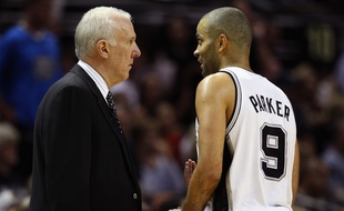 Tony Parker et son coach Gregg Popovich lors du match 5 de la final de Conférence ouest, le 29 mai 2014.