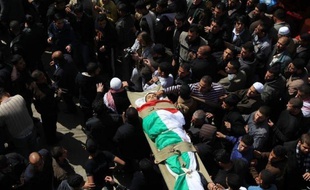 L'élimination du chef d'un groupe radical palestinien, visé vendredi par un raid aérien israélien, a déclenché un nouveau cycle de violence, marqué par la mort de 15 Palestiniens à Gaza et le tir d'une centaine de roquettes contre Israël