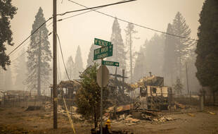 Une intersection détruite par un incendie, dans l'Oregon, le 15 septembre.