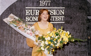 A Londres, Marie Myriam a remporté l'Eurovision 1977 pour la France.
